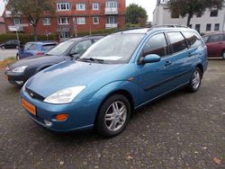 Blau Gebraucht 2001 Ford Focus Ghia Limousine | 2.299 € (Teuer)
