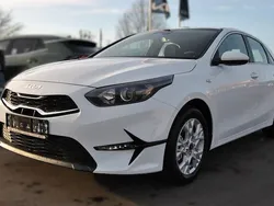 Weiß Neu 2024 Kia Ceed Vision Limousine | 23.221 € (Fairer Preis)