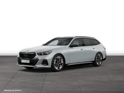 Brooklyn grau metallic Gebraucht 2024 BMW 530e Comfort Edition Kombi | 80.904 €