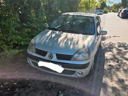 Silber Gebraucht 2004 Renault Clio II Kleinwagen | 450 €