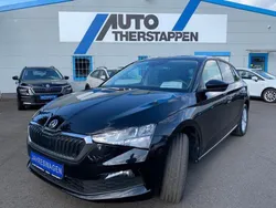 Schwarz (metallic) Gebraucht 2023 Skoda Scala Ambition Kleinwagen | 19.890 € (Fairer Preis)