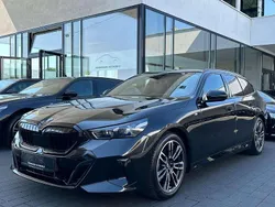 Black sapphire metallic Gebraucht 2024 BMW 520 M Sport Kombi | 52.890 € (Superpreis)