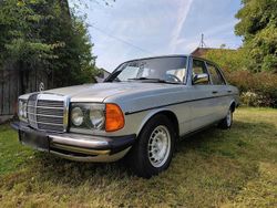 Silber Gebraucht 1982 Mercedes 240 Limousine | 11.123 €