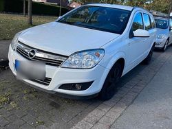Weiß Gebraucht 2008 Opel Astra Kombi | 1.650 € (Etwas zu teuer)