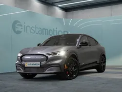 Schwarz Gebraucht 2023 Ford Mustang Mach-E Premium SUV | 46.400 € (Etwas zu teuer)