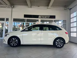 Hellelfenbein Gebraucht 2022 Mercedes B180 Van / Kleinbus | 18.490 € (Guter Preis)