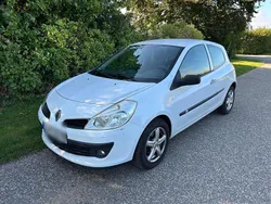 Weiß Gebraucht 2008 Renault Clio II Authentique Limousine | 1.550 € (Fairer Preis)