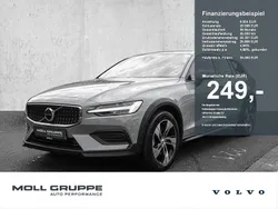 Grau Gebraucht 2023 Volvo V60 CC Plus Kombi | 34.450 € (Guter Preis)