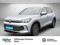 Oyster silver metallic Gebraucht 2024 VW Tiguan Elegance SUV | 39.440 € (Superpreis)