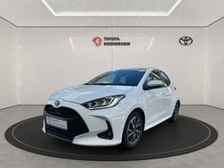 Schneeweiß Gebraucht 2022 Toyota Yaris Hybrid Basis Limousine | 18.220 € (Fairer Preis)