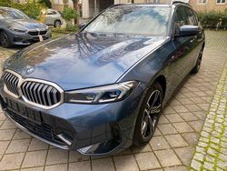 Blau Gebraucht 2024 BMW 330e M Sport Kombi | 46.600 € (Fairer Preis)