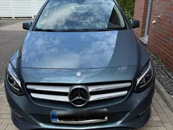Blau Gebraucht 2015 Mercedes B180 Van / Kleinbus | 14.500 € (Fairer Preis)