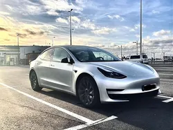 Weiß Gebraucht 2021 Tesla Model 3 Standard Range Plus Limousine | 26.450 € (Fairer Preis)