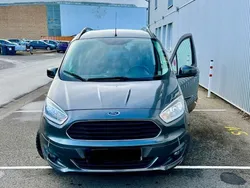 Grau Gebraucht 2015 Ford Tourneo Courier Titanium Van / Kleinbus | 6.390 € (Fairer Preis)