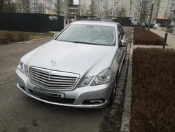 Silber Gebraucht 2009 Mercedes E250 Limousine | 12.000 €