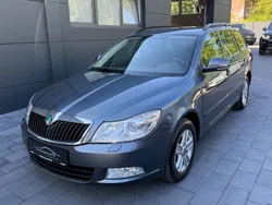 Grau Gebraucht 2012 Skoda Octavia Elegance Kombi | 9.900 € (Fairer Preis)