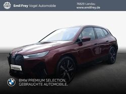 Aventurinrot metallic Gebraucht 2022 BMW iX SUV | 57.890 € (Fairer Preis)