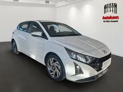 Atlas white / sol (weiss) Gebraucht 2024 Hyundai i20 Trend Kleinwagen | 18.985 € (Fairer Preis)