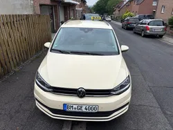 Gelb Gebraucht 2024 VW Touran Van / Kleinbus | 28.800 € (Fairer Preis)