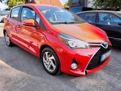 Rot Gebraucht 2016 Toyota Yaris Hybrid Kleinwagen | 11.200 € (Fairer Preis)