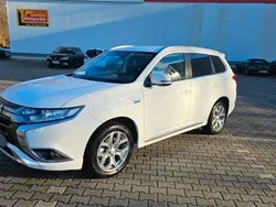 Weiß Gebraucht 2020 Mitsubishi Outlander P-HEV Basis SUV | 21.950 € (Guter Preis)