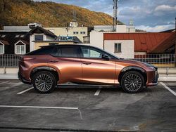 Braun Gebraucht 2024 Lexus RZ 450e Luxury Line SUV | 57.999 €