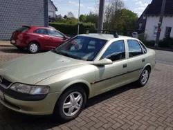 Grün Gebraucht 1996 Opel Vectra Limousine | 1.850 € (Teuer)