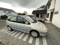 Silber Gebraucht 2001 Renault Scénic Van / Kleinbus | 2.100 €