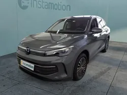 Grau Gebraucht 2024 VW Tiguan Life SUV | 38.130 € (Etwas zu teuer)