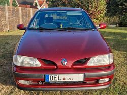 Rot Gebraucht 1998 Renault Mégane Limousine | 700 € (Guter Preis)