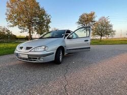 Grau Gebraucht 2000 Renault Mégane Limousine | 1.100 € (Fairer Preis)