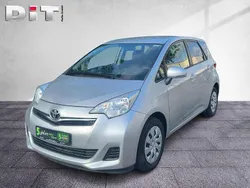 Silver metallic Gebraucht 2015 Toyota Verso-S Life Van / Kleinbus | 10.290 € (Teuer)