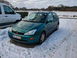 Grün Gebraucht 2001 Ford Focus Limousine | 985 € (Fairer Preis)