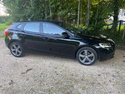 Schwarz Gebraucht 2016 Volvo V40 Momentum Limousine | 11.200 € (Fairer Preis)