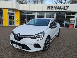 Weiß Gebraucht 2023 Renault Clio V Equilibre Limousine | 14.950 € (Fairer Preis)