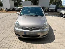 Grau Gebraucht 2004 Toyota Yaris Kleinwagen | 1.999 € (Etwas zu teuer)