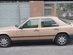 Beige Gebraucht 1987 Mercedes 250 Limousine | 6.850 €