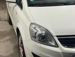 Weiß Gebraucht 2009 Opel Zafira Kombi | 6.000 €