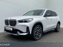 Mineralweiß metallic Gebraucht 2024 BMW X1 Luxury Line SUV | 41.349 € (Fairer Preis)