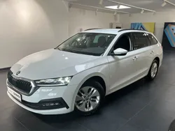 Weiß Gebraucht 2023 Skoda Octavia Ambition Kombi | 27.590 € (Fairer Preis)