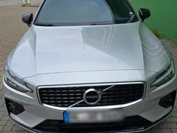 Silber Gebraucht 2019 Volvo V60 R-Design Kombi | 18.000 € (Fairer Preis)