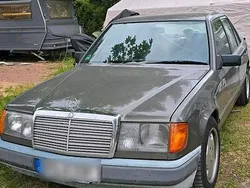 Grau Gebraucht 1988 Mercedes E230 Limousine | 3.900 €