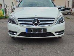 Weiß Gebraucht 2012 Mercedes B180 Van / Kleinbus | 6.999 € (Fairer Preis)