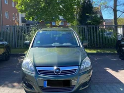 Grün Gebraucht 2010 Opel Zafira Van / Kleinbus | 5.300 € (Teuer)