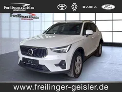 Crystal white (metallic) Gebraucht 2024 Volvo XC40 Core SUV | 34.990 € (Guter Preis)
