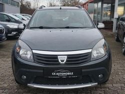 Blau Gebraucht 2010 Dacia Sandero Lauréate SUV | 5.490 € (Teuer)