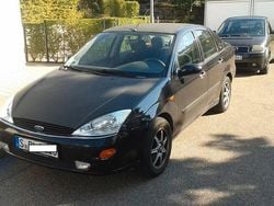 Schwarz Gebraucht 2001 Ford Focus Ghia Limousine | 700 € (Superpreis)
