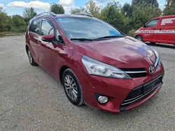 Rot Gebraucht 2016 Toyota Verso Van / Kleinbus | 12.990 € (Guter Preis)