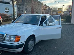 Weiß Gebraucht 1992 Mercedes 200 Limousine | 3.050 €
