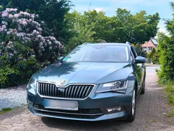 Grau Gebraucht 2019 Skoda Superb Premium Edition Kombi | 17.999 € (Guter Preis)